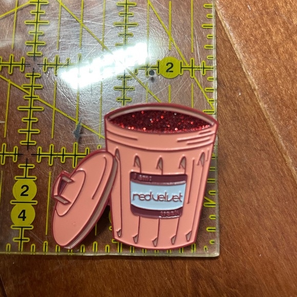 Red Velvet trash kpop funny pin - Picture 2 of 3